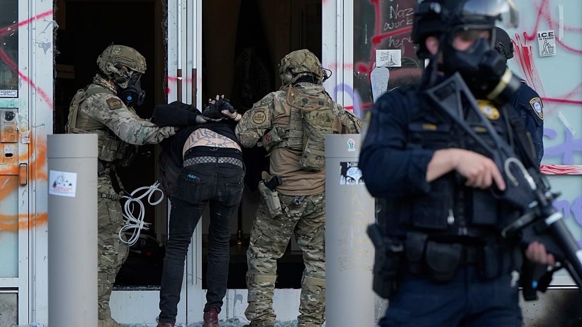 Trump Portlandre küldi a csapatokat, hogy fellépjen a „belföldi terroristákkal” szemben Trump Portlandre küldi a csapatokat, hogy fellépjen a „belföldi terroristákkal” szemben