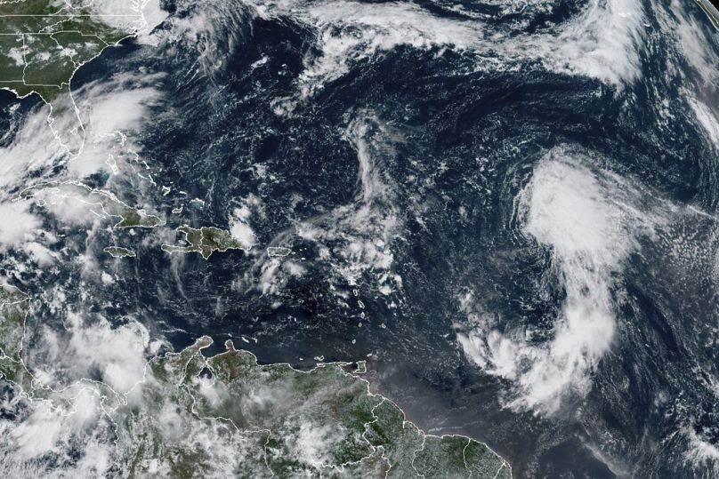 Αυτή η δορυφορική εικόνα GeoColor GOES-19, που καταγράφηκε την Τετάρτη, 17 Σεπτεμβρίου 2025, στις 10:50 EDT, και παρέχεται από την NOAA, δείχνει την τροπική καταιγίδα Gabrielle
