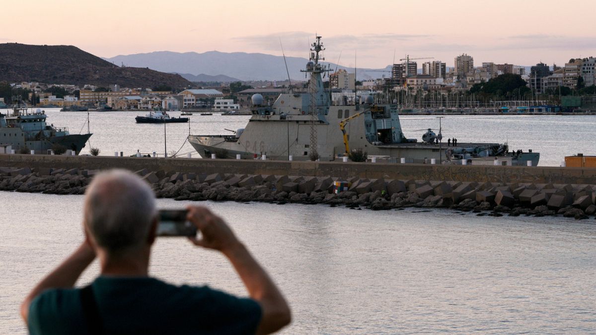 Ο στολίσκος σε διεθνή ύδατα κατασκοπεύεται από μη επανδρωμένα αεροσκάφη, απαγορεύεται στα στρατιωτικά πλοία της ΕΕ να απαντούν σε επιθέσεις