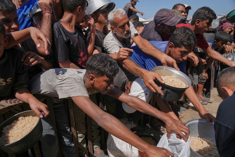 فلسطينيون يتزاحمون للحصول على طعام بخان يونس جنوبي قطاع غزة، السبت 27 سبتمبر 2025.