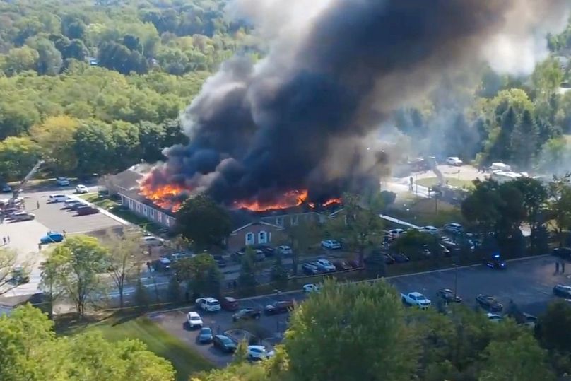 Sur cette image tirée d'une vidéo publiée par Julie J, @Malkowski6April, des flammes s'élèvent de l'Église de Jésus-Christ des saints des derniers jours à Grand Blanc