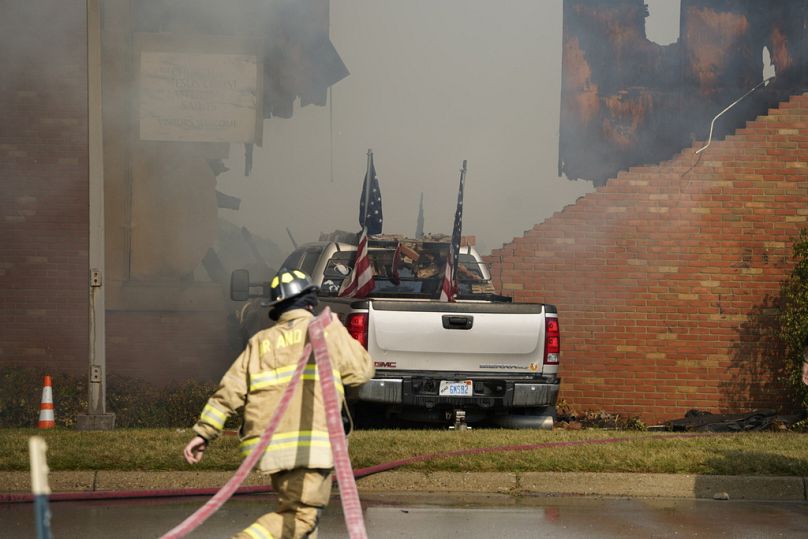 Des pompiers travaillent sur les lieux d'un incendie et d'une fusillade à l'église de Jésus-Christ des Saints des Derniers Jours à Grand Blanc, le dimanche 28 septembre 2025