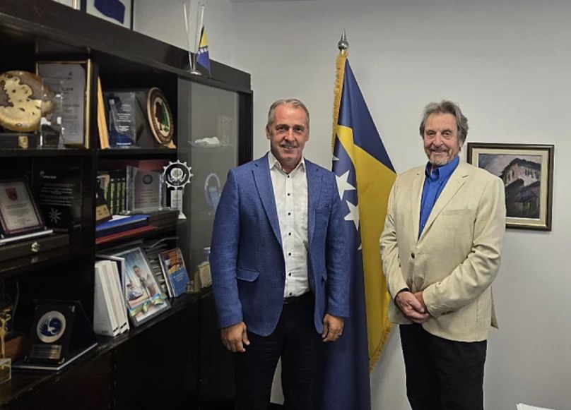 Mirsad Jašarspahić, a boszniai kereskedelmi kamara alelnöke és Errol Musk Szarajevóban, 2025 júliusában