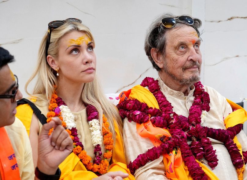 Alexandra apjával, Errol Muskkal az indiai Hanuman Garhi szentélyben, 2025 júniusában