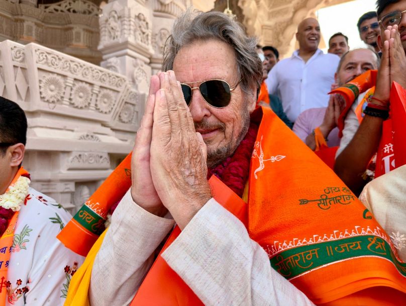 Errol Musk az indiai Hanuman Garhi szentélyben, 2025 júniusában
