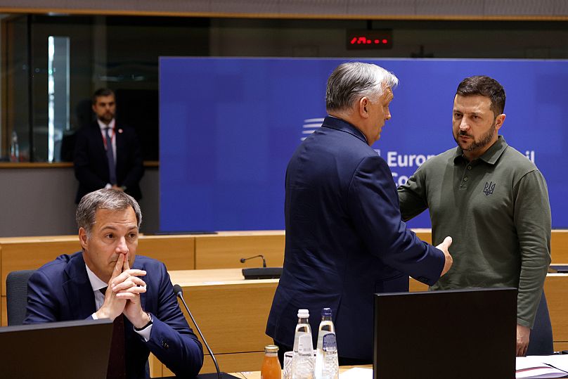 Viktor Orbán s'entretient avec Volodymyr Zelensky en présence du Premier ministre belge Alexander De Croo lors d'un sommet européen à Bruxelles, le jeudi 27 juin 2024
