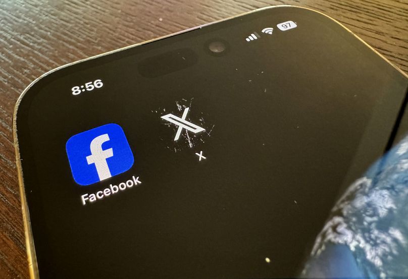 ARQUIVO (16.03.2024): Os logótipos das aplicações do Facebook, à esquerda, e do X, anteriormente conhecido como Twitter, num telemóvel em Los Angeles.