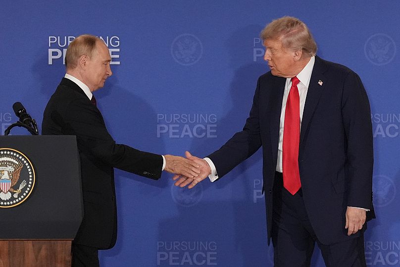 El presidente estadounidense Donald Trump estrecha la mano del presidente ruso Vladimir Putin durante una rueda de prensa en la Base Conjunta Elmendorf-Richardson, 15 de agosto de 2025.