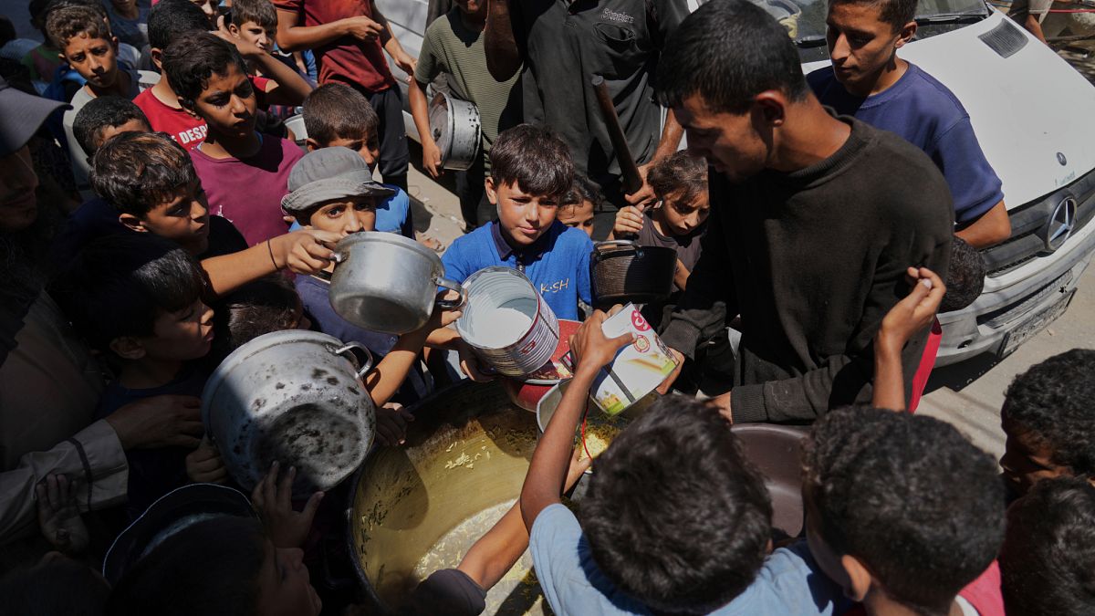 Grupo de crianças palestinianas doentes ou com ferimentos chega a Itália para tratamento médico