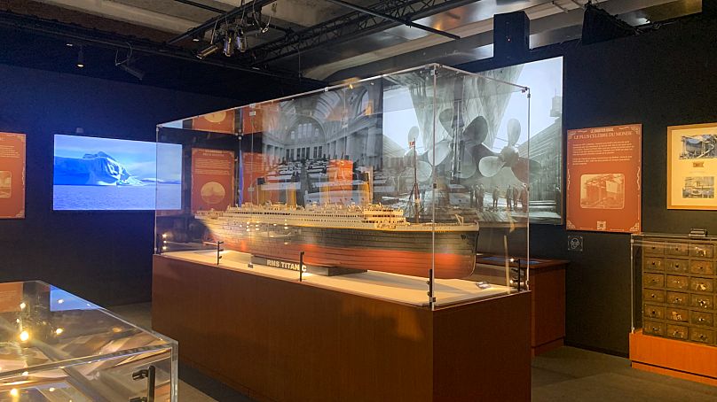 Un modello del Titanic in una delle prime sale della mostra