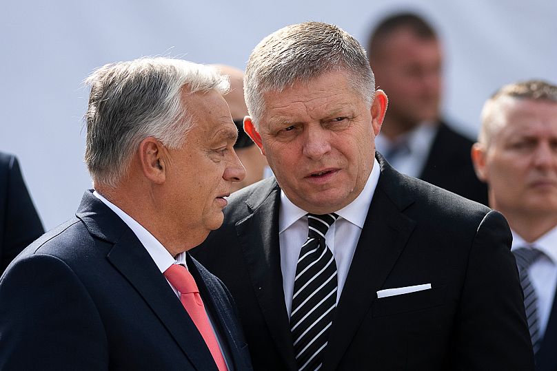 Ο πρωθυπουργός της Ουγγαρίας Viktor Orbán και ο Σλοβάκος ομόλογός του Robert Fico συνομιλούν μεταξύ τους στο Esztergom, 28 Σεπτεμβρίου 2025.