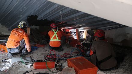 Les équipes de secours recherchent des survivants après l'effondrement d'une école à Java oriental