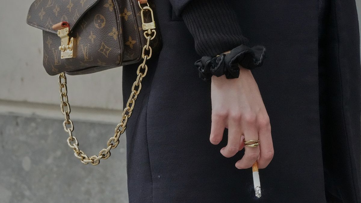 Cigarette break: French car-sharing service fuels cheaper cross-border shopping