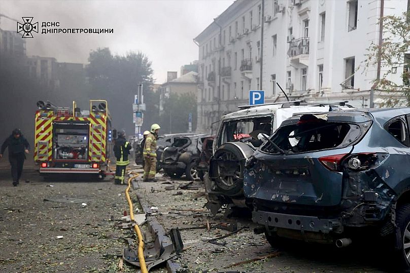 Des pompiers éteignent le feu après une attaque de drones russes à Dnipro, le 30 septembre 2025.