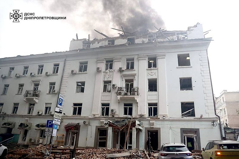 Des pompiers éteignent le feu après une attaque de drones russes à Dnipro, le 30 septembre 2025.