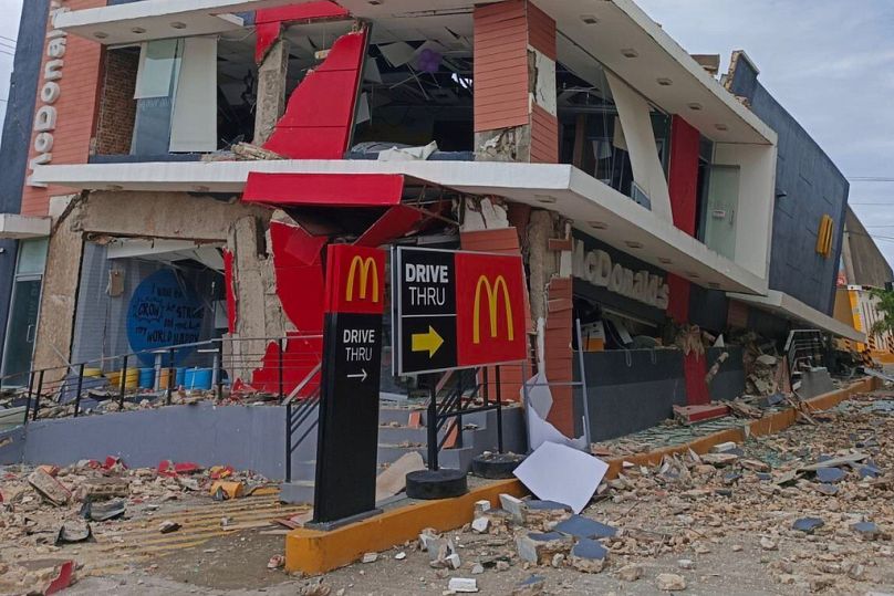 Una tienda McDonald's dañada en la ciudad de Bogo, provincia de Cebú, Filipinas, el miércoles 1 de octubre de 2025, tras un terremoto marítimo ocurrido el martes por la noche.