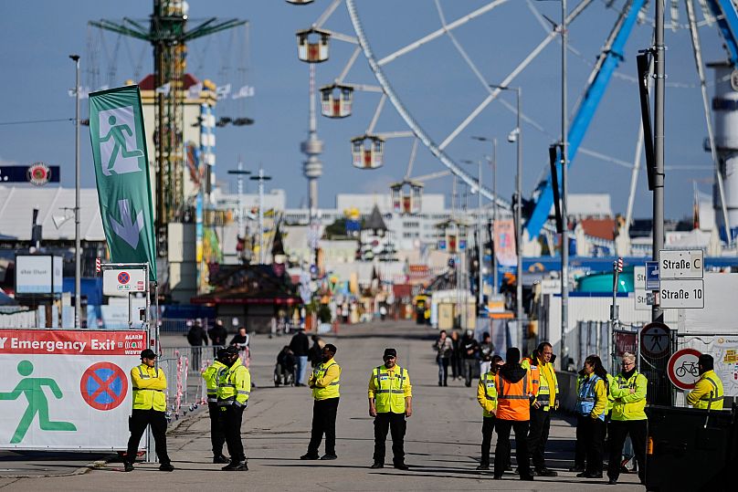 Das Festgelände vom Oktoberfest ist abgesperrt. Spürhunde untersuchen die Theresienwiese nach einer Sprengstoffdrohung.