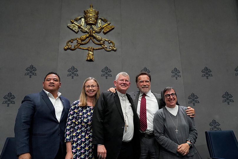 Da sinistra: ministra del Clima di Tuvalu Maina Talia, direttrice esecutiva di Laudato Si' Lorna Gold, cardinale Jaime Spengler, Arnold Schwarzenegger,suor Alessandra Smerilli