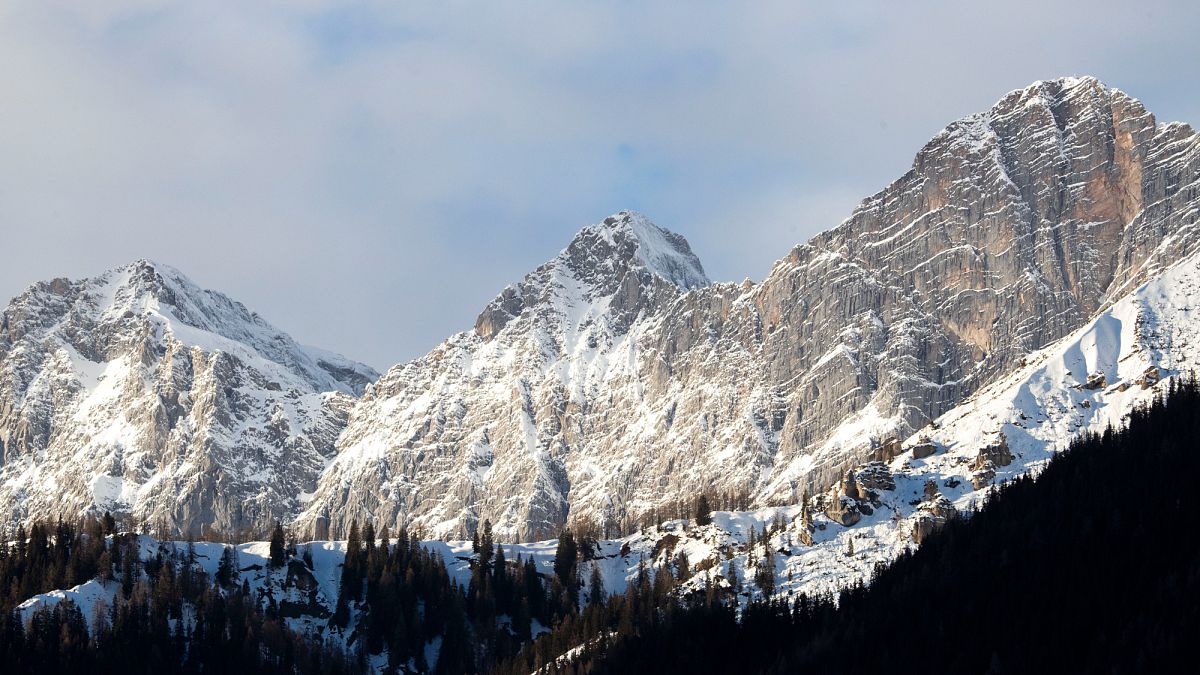 Alpinista esloveno sobe para as asas de um planador em pleno voo