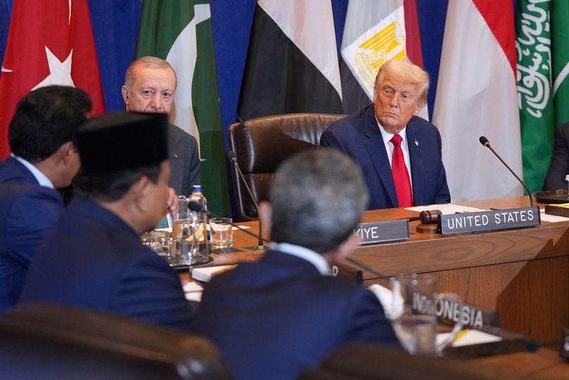 الرئيس ترامب يستمع لقادة عدة دول على هامش اجتماع الجمعية العامة للأمم المتحدة في نيويورك، 23 سبتمبر 2025.