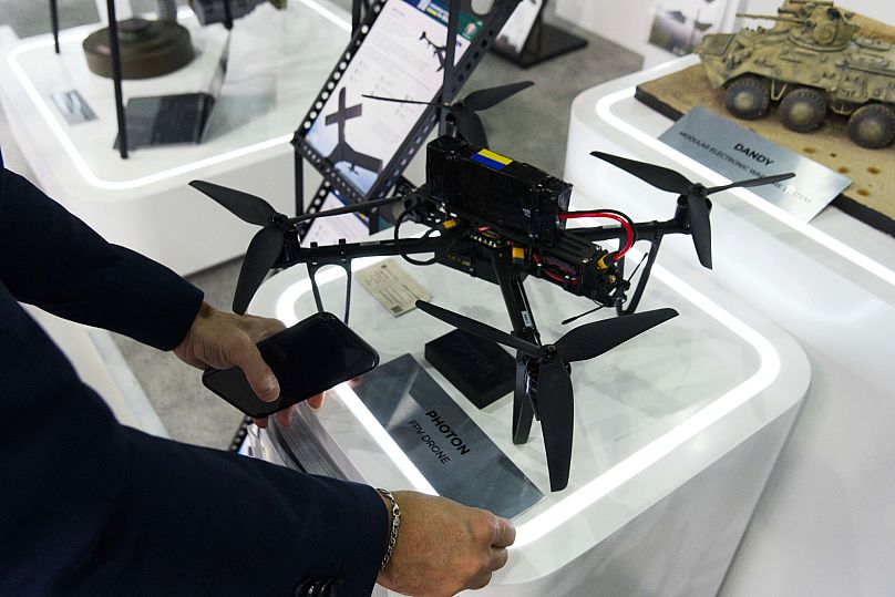 La maquette d'un drone ukrainien porteur de bombes, appelé Photon, est présentée lors du salon international de la défense et de la conférence sur l'armement à Abou Dhabi, le 17 février 2025.