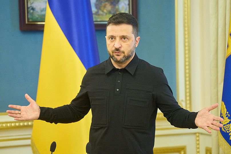 Le président ukrainien Volodymyr Zelenskyy s'exprime lors d'une conférence de presse à Kiev, le 27 septembre 2025.