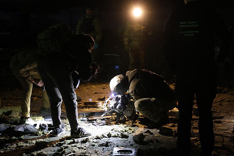 Des policiers examinent le moteur d'un drone après une attaque russe à Zaporizhzhia, le 27 septembre 2025.