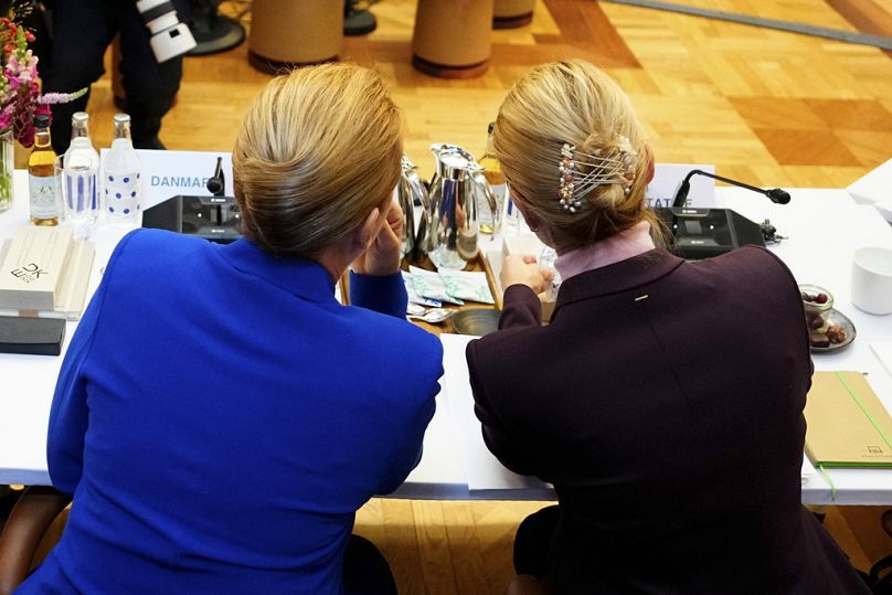 Danimarka Başbakanı Mette Frederiksen, AB Dış İlişkiler ve Güvenlik Politikası Yüksek Temsilcisi Kaja Kallas ile sohbet ederken, 1 Ekim 2025