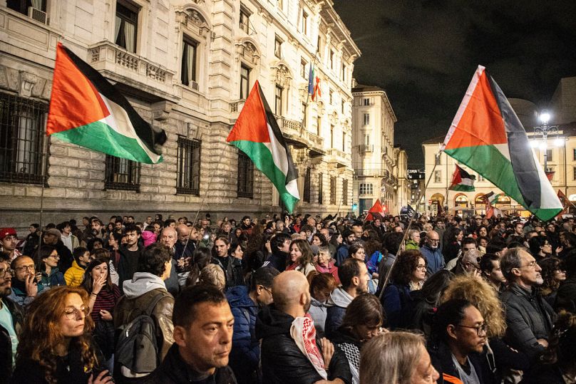 يتظاهر الناس تضامنًا مع "أسطول الصمود العالمي" يوم الأربعاء، 1 أكتوبر 2025، في ميلانو بإيطاليا، بعد اعتراض السفن من قبل البحرية الإسرائيلية.