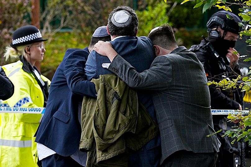 Des membres de la communauté juive près de la synagogue de la congrégation hébraïque de Heaton Park.