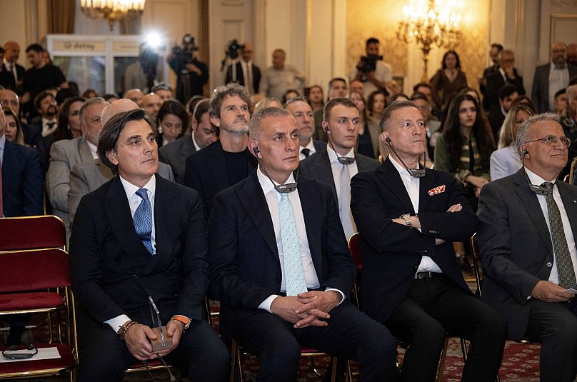 Montella ve Hacıosmanoğlu toplantı yapılan konuşmaları dinliyor.