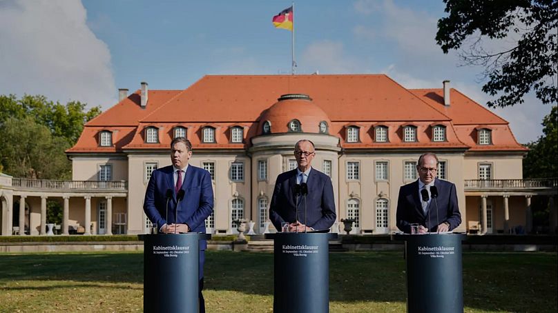 Merz, Klingbeil und Dobrindt nach dem zweiten Tag einer zweitägigen geschlossenen Kabinettssitzung in der Villa Borsig, 1. Oktober 2025