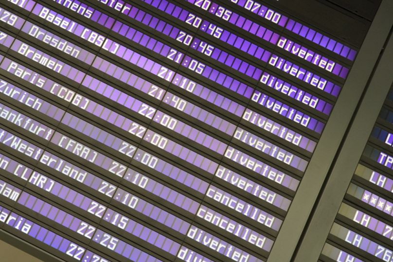 Bildschirme am Flughafen München zeigen umgeleitete und annullierte Flüge, 3. Oktober 2025