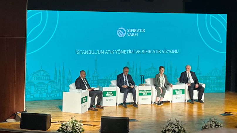 Sıfır Atık Vakfı İstişare Toplantısı'nın 'İstanbul’un Atık Yönetimi ve Sıfır Atık Vizyonu' başlıklı soru-cevap şeklindeki paneli için konuşmacılar yerlerini aldı.