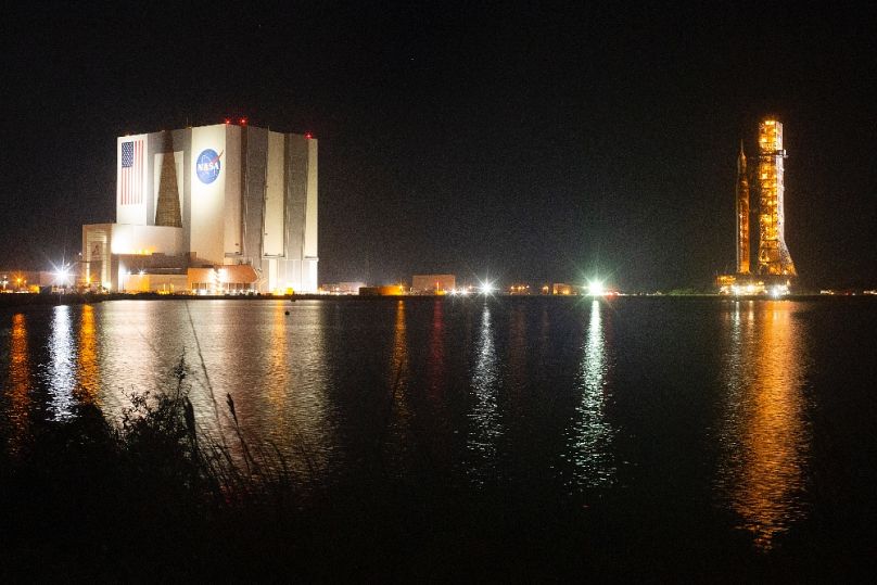 A Space Launch System kilövőrakéta, orrán az Orionnal a Cape Canaveral-i Kennedy Űrközpontban, 2022 novemberében