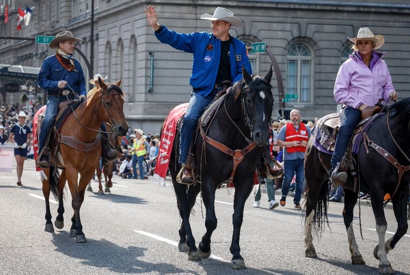 Jeremy Hansen egy lovas felvonuláson Calgaryban, 2023 júliusában