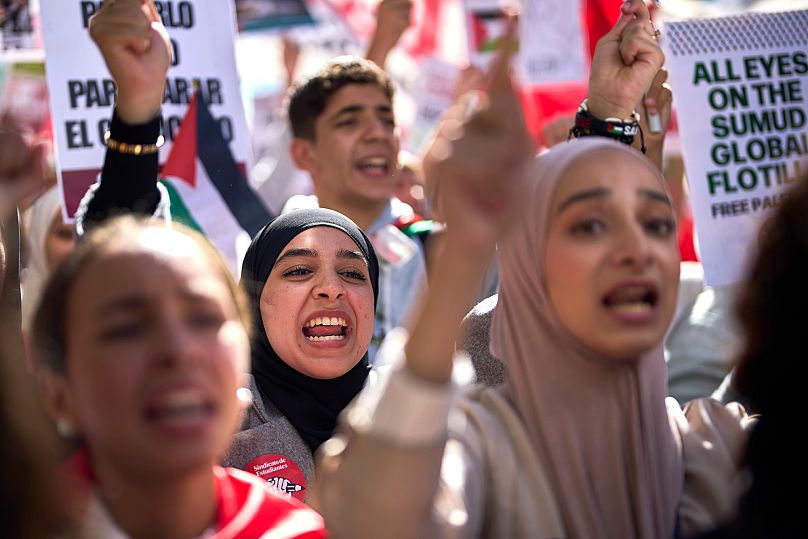 Estudiantes protestan durante una manifestación pro palestina en Madrid, España, el jueves 2 de octubre de 2025, en solidaridad con la Flotilla Global Sumud.