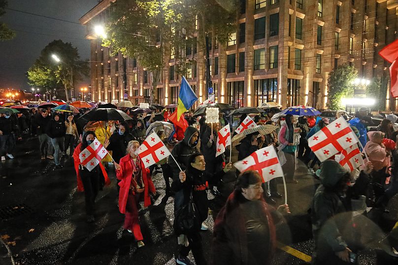 Des manifestants rassemblés dans le centre-ville de Tbilissi, en Géorgie, mercredi 1er octobre 2025, pour dénoncer le gouvernement géorgien.