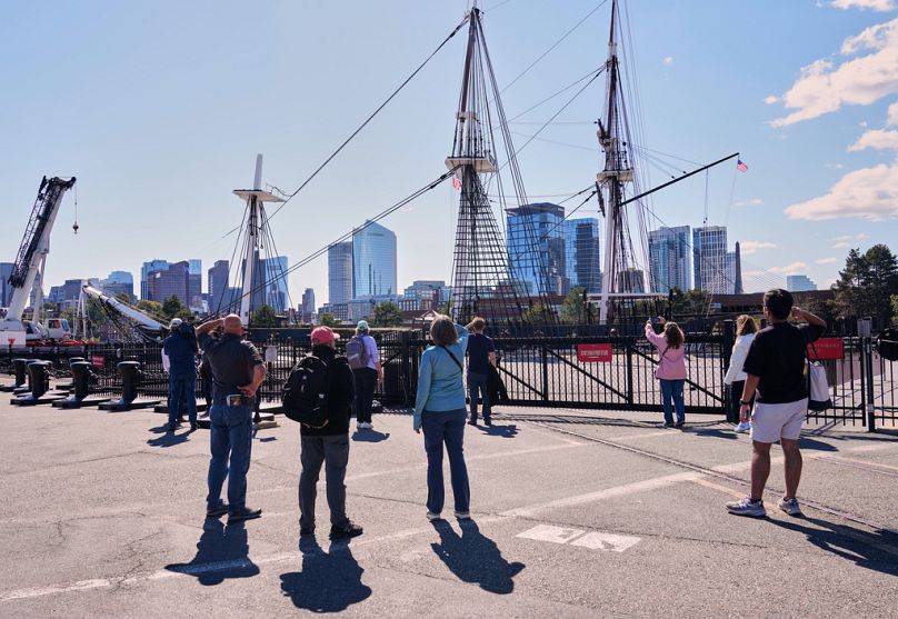 Boston'da hükümetin kapanması nedeniyle kapatılan ABD Donanması'nın en eski aktif görevdeki savaş gemisi olan U.S.S. Constitution önünde insanlar, 1 Ekim 2025.