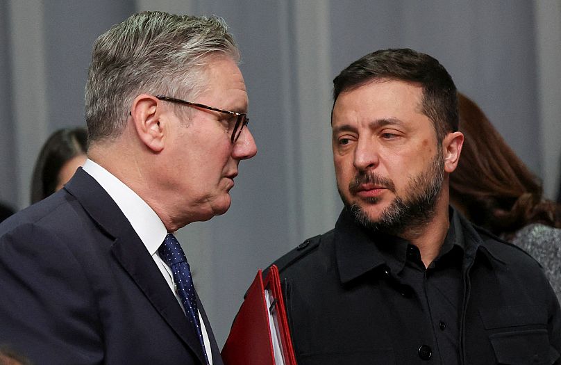 Volodymyr Zelensky s'entretient avec le Premier ministre britannique Keir Starmer, lors du sommet de la Communauté politique européenne, à Copenhague, le jeudi 2 octobre 2025