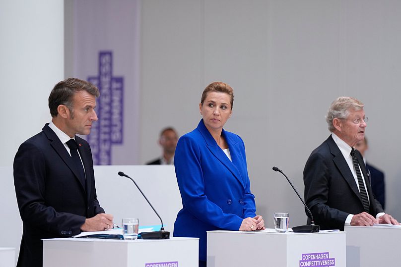 Emmanuel Macron, Mette Frederiksen et le président d'Investor AB Jacob Wallenberg accueillent les dirigeants politiques de l'UE à Copenhague, le mercredi 1er octobre 2025