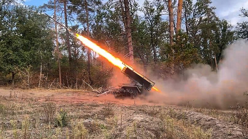Un lance-roquettes multiple automoteur "Grad" russe de 122 mm tire en direction des positions ukrainiennes dans un lieu tenu secret en Ukraine, le 2 octobre 2025.