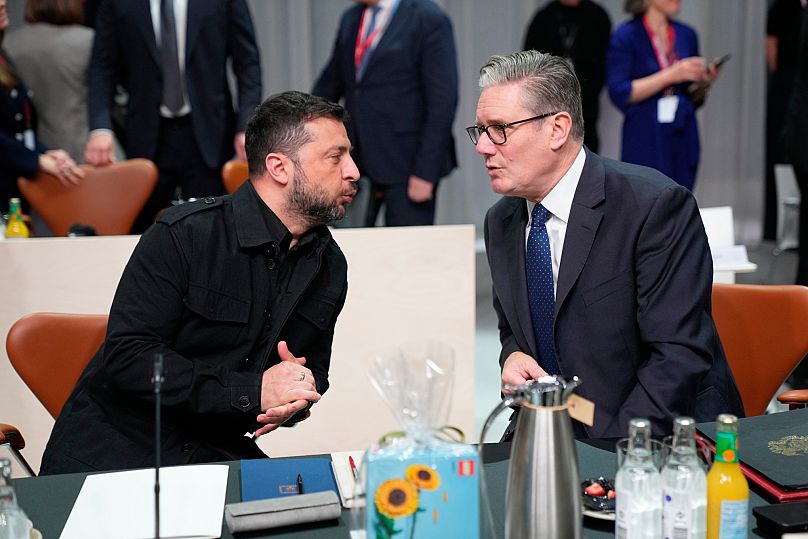 Le Premier ministre britannique Kier Starmer s'entretient avec le président ukrainien Volodymyr Zelensky à Copenhague, le 2 octobre 2025.