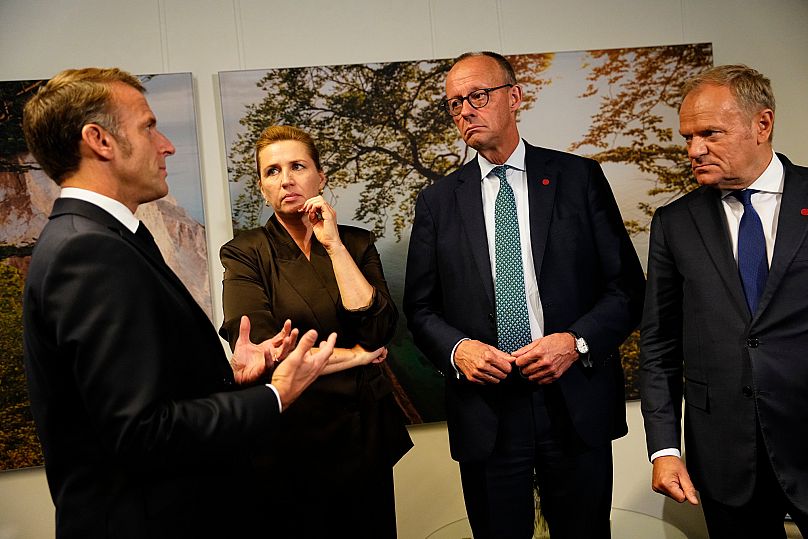 Emmanuel Macron, Mette Frederiksen, Friedrich Merz et Donald Tusk s'entretiennent lors d'une réunion de la Communauté politique européenne à Copenhague, le 2 octobre 2025.