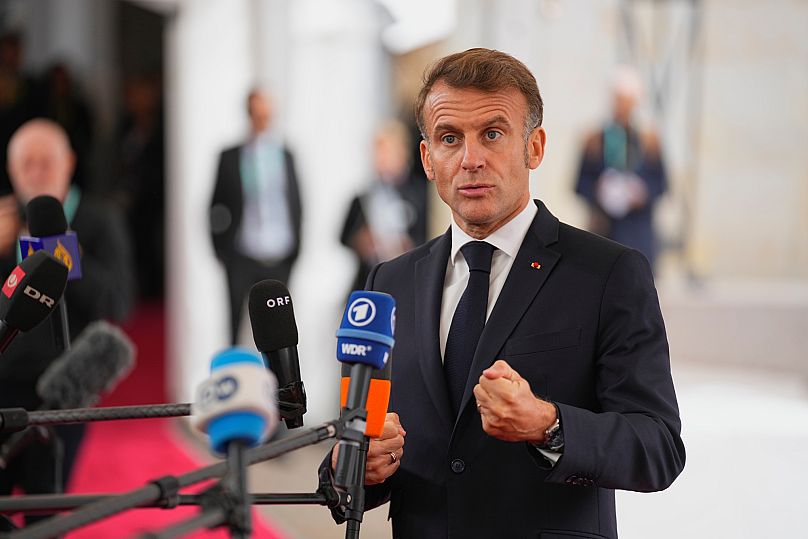 Le président français Emmanuel Macron s'exprime à son arrivée pour un sommet informel au château de Christiansborg à Copenhague, le 1er octobre 2025.