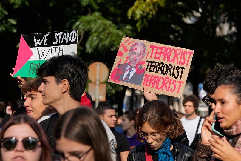 La pancarta de unos manifestantes en Milán califica al primer ministro israelí de "terrorista".