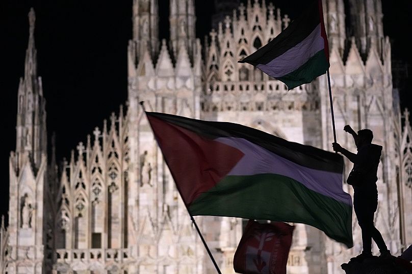 Manifestantes pró-palestinianos reúnem-se em frente à catedral gótica Duomo, em Milão, Itália, quinta-feira, 2 de outubro de 2025.