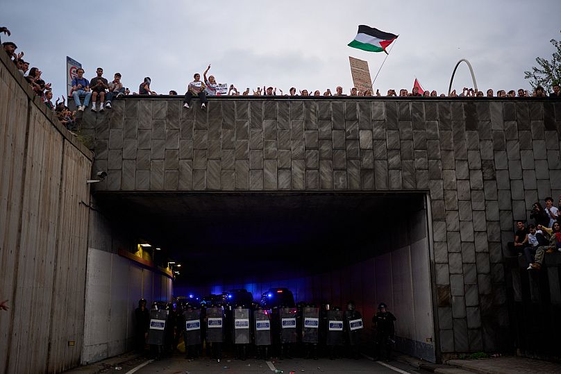 Manifestantes pró-palestinianos e polícia de choque em Barcelona, Espanha, quinta-feira, 2 de outubro de 2025.