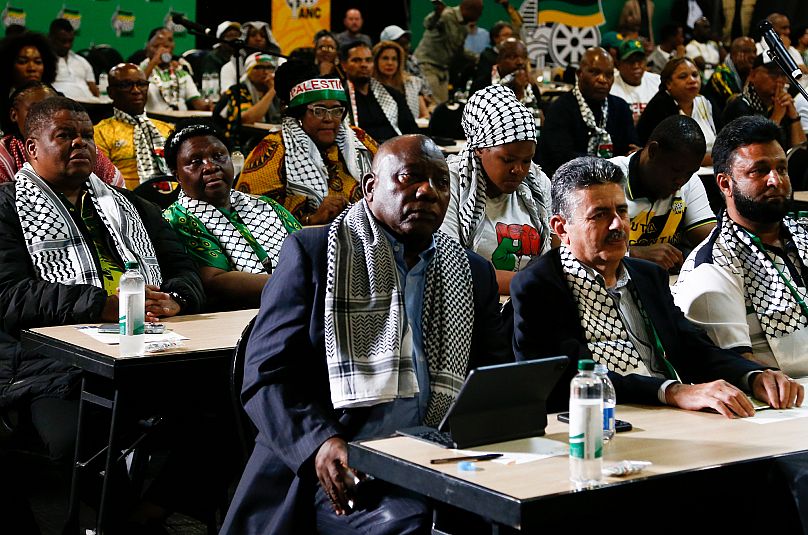 El presidente sudafricano Cyril Ramaphosa escucha en Johannesburgo el viernes 26 de enero de 2024 la decisión de la CIJ que critica la guerra de Israel contra Hamás.