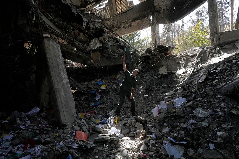 Un hombre informa de daños en el edificio de oficinas de la prisión de Evin en Teherán, Irán, domingo 29 de junio de 2025, tras un ataque israelí el lunes. 